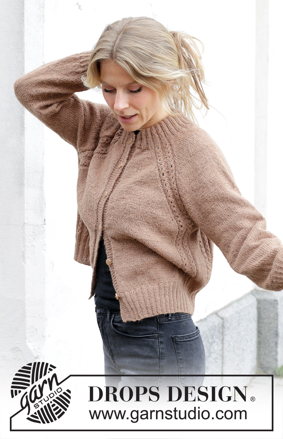 Spill the Beans Cardigan / DROPS 244-6 - Gebreid vest in DROPS Alpaca. Het werk wordt van boven naar beneden gebreid met dubbele halsrand, raglan en kabels. Maten S - XXXL.