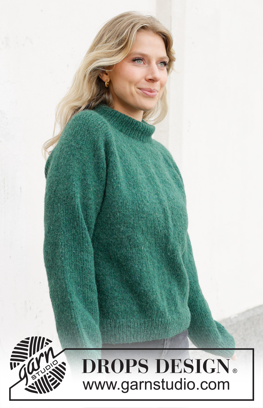 Green Hill Sweater / DROPS 244-7 - Gestrickter Pullover in DROPS Air. Die Arbeit wird von oben nach unten glatt rechts mit Raglan und doppelter Halsblende gestrickt. Größe S - XXXL.