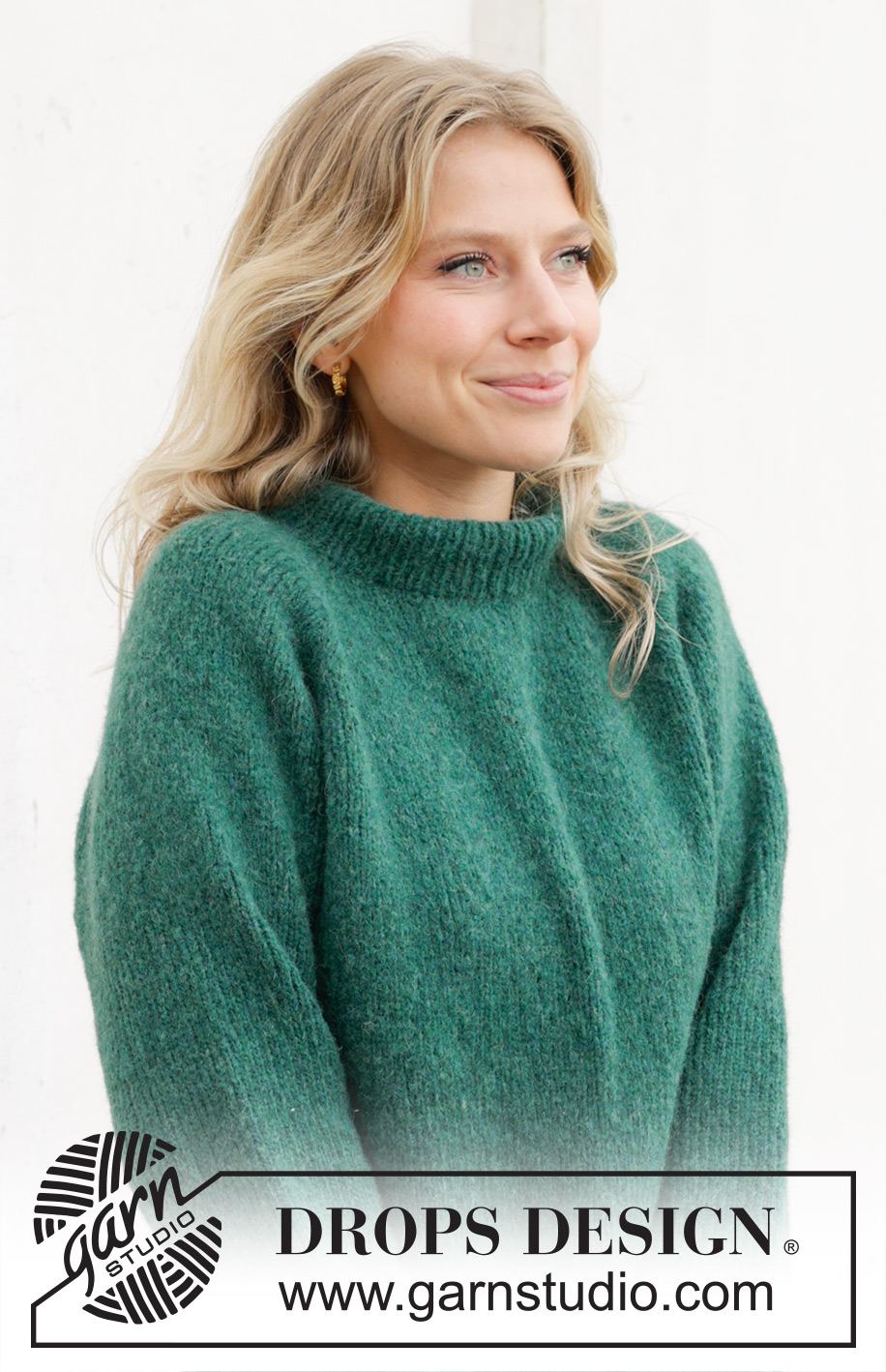 Green Hill Sweater / DROPS 244-7 - Gestrickter Pullover in DROPS Air. Die Arbeit wird von oben nach unten glatt rechts mit Raglan und doppelter Halsblende gestrickt. Größe S - XXXL.