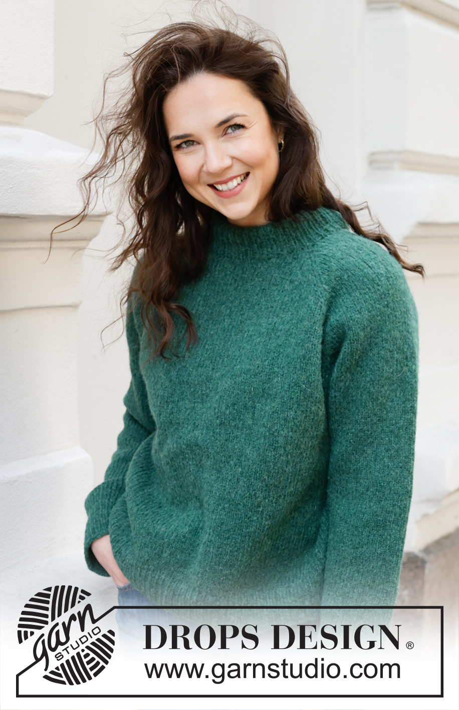 Green Hill Sweater / DROPS 244-7 - Gestrickter Pullover in DROPS Air. Die Arbeit wird von oben nach unten glatt rechts mit Raglan und doppelter Halsblende gestrickt. Größe S - XXXL.