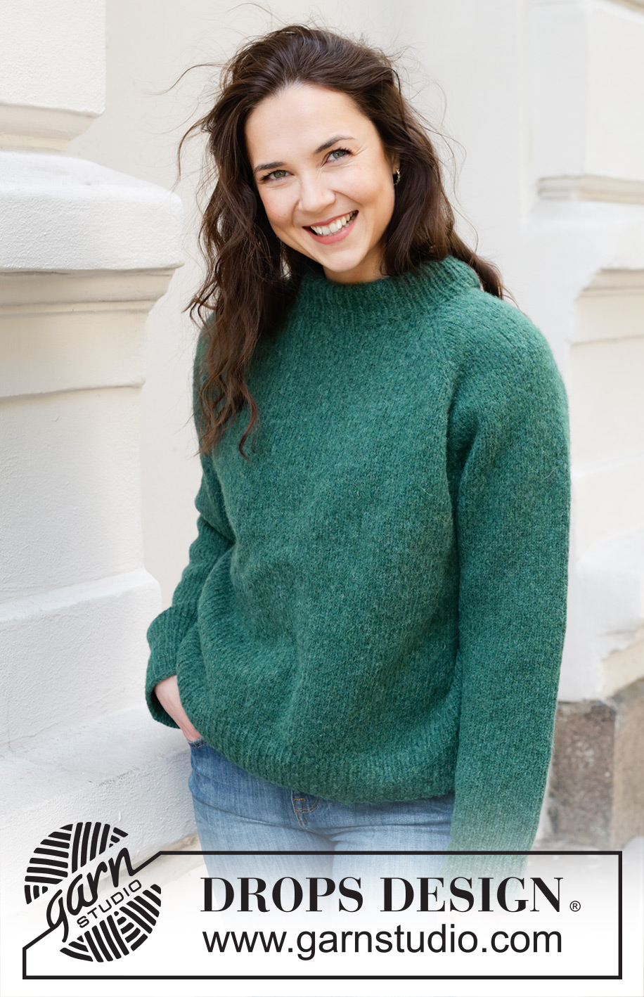 Green Hill Sweater / DROPS 244-7 - Gestrickter Pullover in DROPS Air. Die Arbeit wird von oben nach unten glatt rechts mit Raglan und doppelter Halsblende gestrickt. Größe S - XXXL.