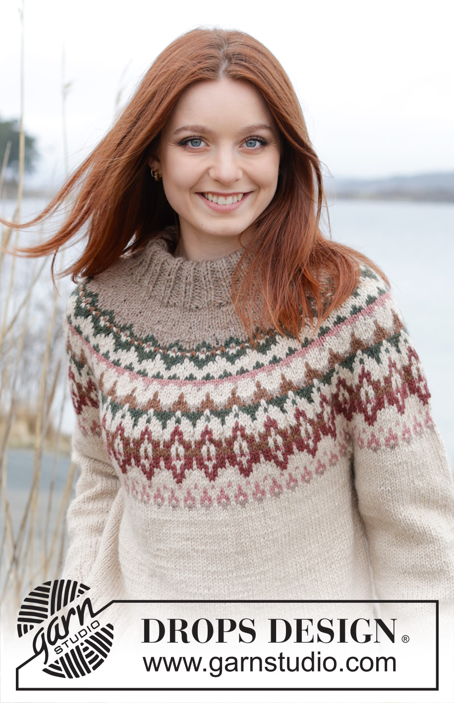 Forest Echo Sweater / DROPS 244-9 - Kötött Drops pulóver DROPS Nepal fonalból. A darabot fentről lefelé irányban készítjük, kerek vállrésszel, színes mintával, dupla nyakkal és az oldalán hasítékkal. S - XXXL méretekben.