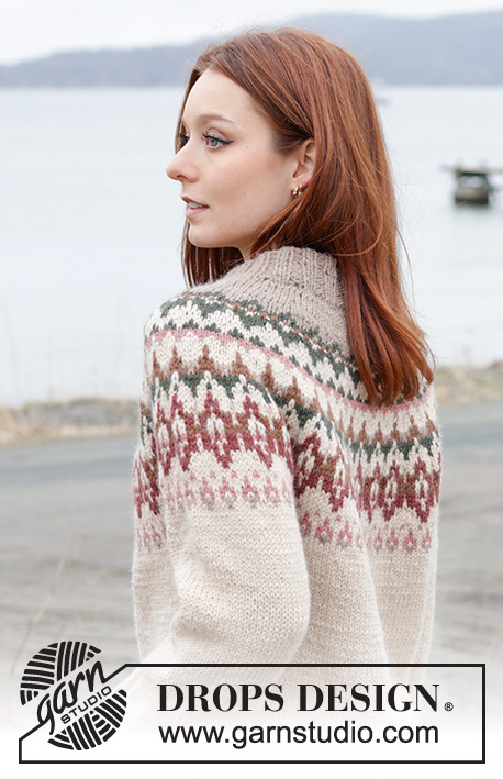 Forest Echo Sweater / DROPS 244-9 - Kötött Drops pulóver DROPS Nepal fonalból. A darabot fentről lefelé irányban készítjük, kerek vállrésszel, színes mintával, dupla nyakkal és az oldalán hasítékkal. S - XXXL méretekben.