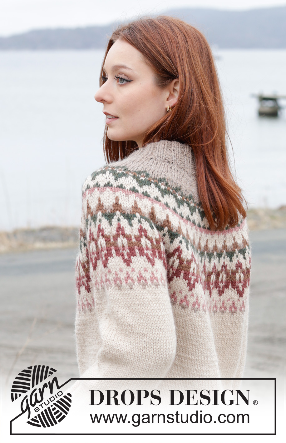 Forest Echo Sweater / DROPS 244-9 - Kötött Drops pulóver DROPS Nepal fonalból. A darabot fentről lefelé irányban készítjük, kerek vállrésszel, színes mintával, dupla nyakkal és az oldalán hasítékkal. S - XXXL méretekben.