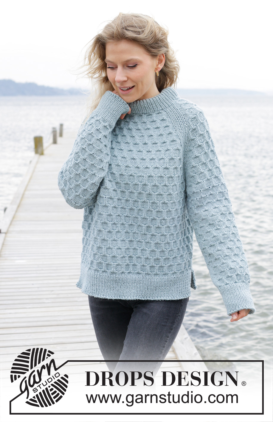 Mermaid Bay / DROPS 245-1 - Strikket bluse i DROPS Nepal. Arbejdet strikkes oppefra og ned med dobbelt halskant, raglan, bikubemønster og slids i siderne. Størrelse S - XXXL.