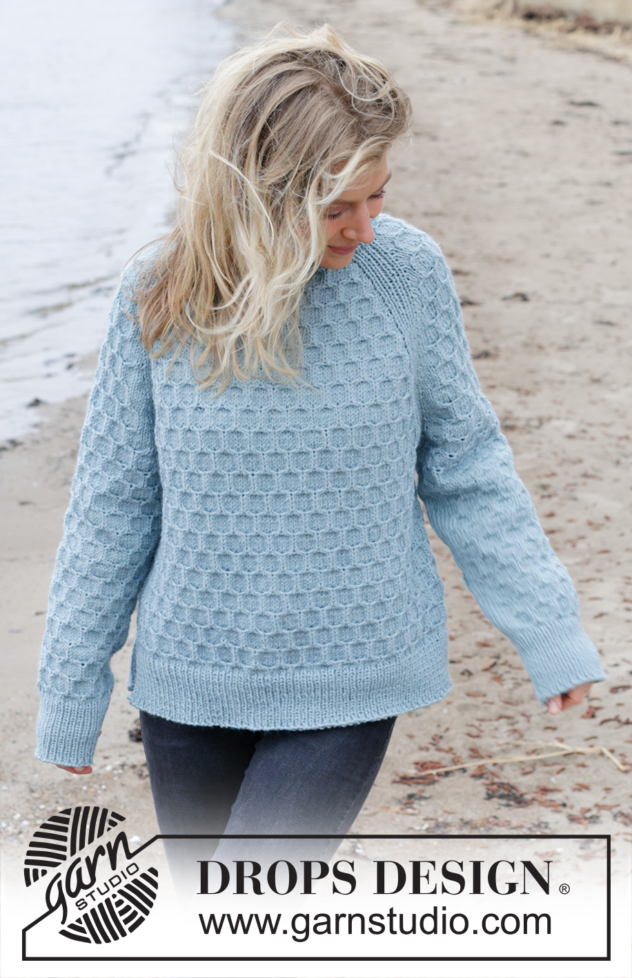 Mermaid Bay / DROPS 245-1 - Strikket bluse i DROPS Nepal. Arbejdet strikkes oppefra og ned med dobbelt halskant, raglan, bikubemønster og slids i siderne. Størrelse S - XXXL.