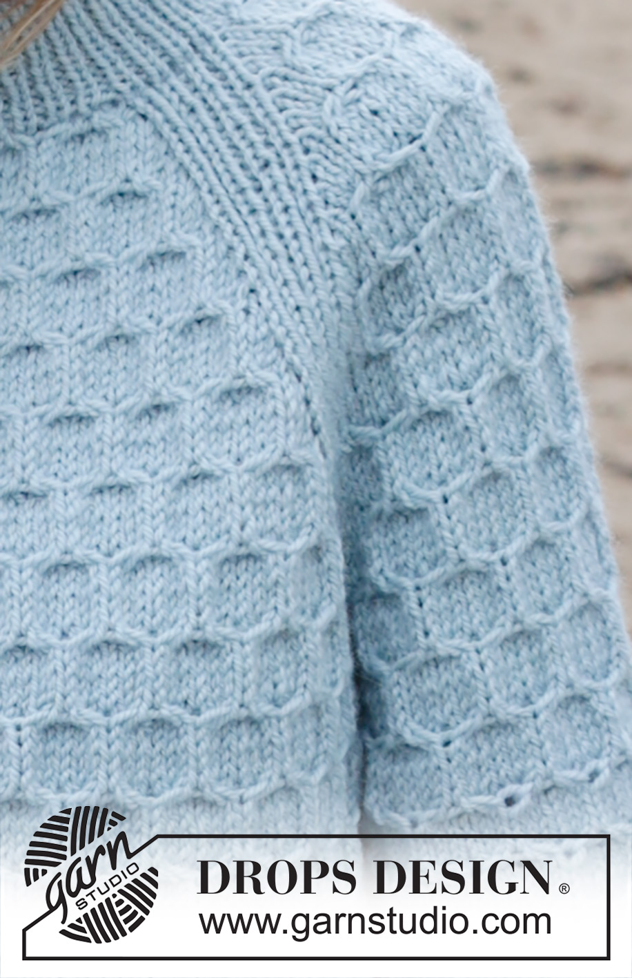 Mermaid Bay / DROPS 245-1 - Strikket bluse i DROPS Nepal. Arbejdet strikkes oppefra og ned med dobbelt halskant, raglan, bikubemønster og slids i siderne. Størrelse S - XXXL.