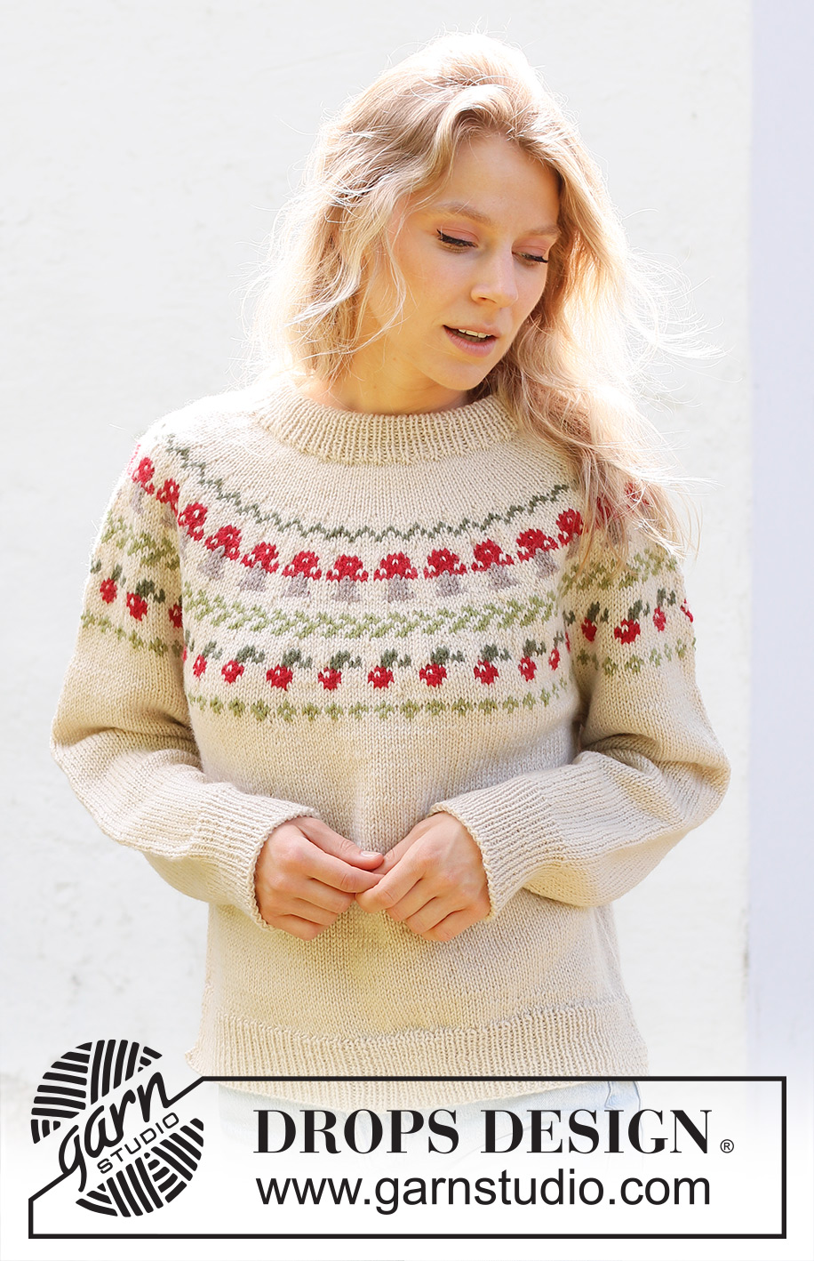 Mushroom Season Sweater / DROPS 245-11 - Strikket genser i DROPS Karisma. Arbeidet strikkes ovenfra og ned med dobbel halskant, rundfelling, flerfarget mønster med sopp og bær og splitt i sidene. Størrelse S - XXXL.