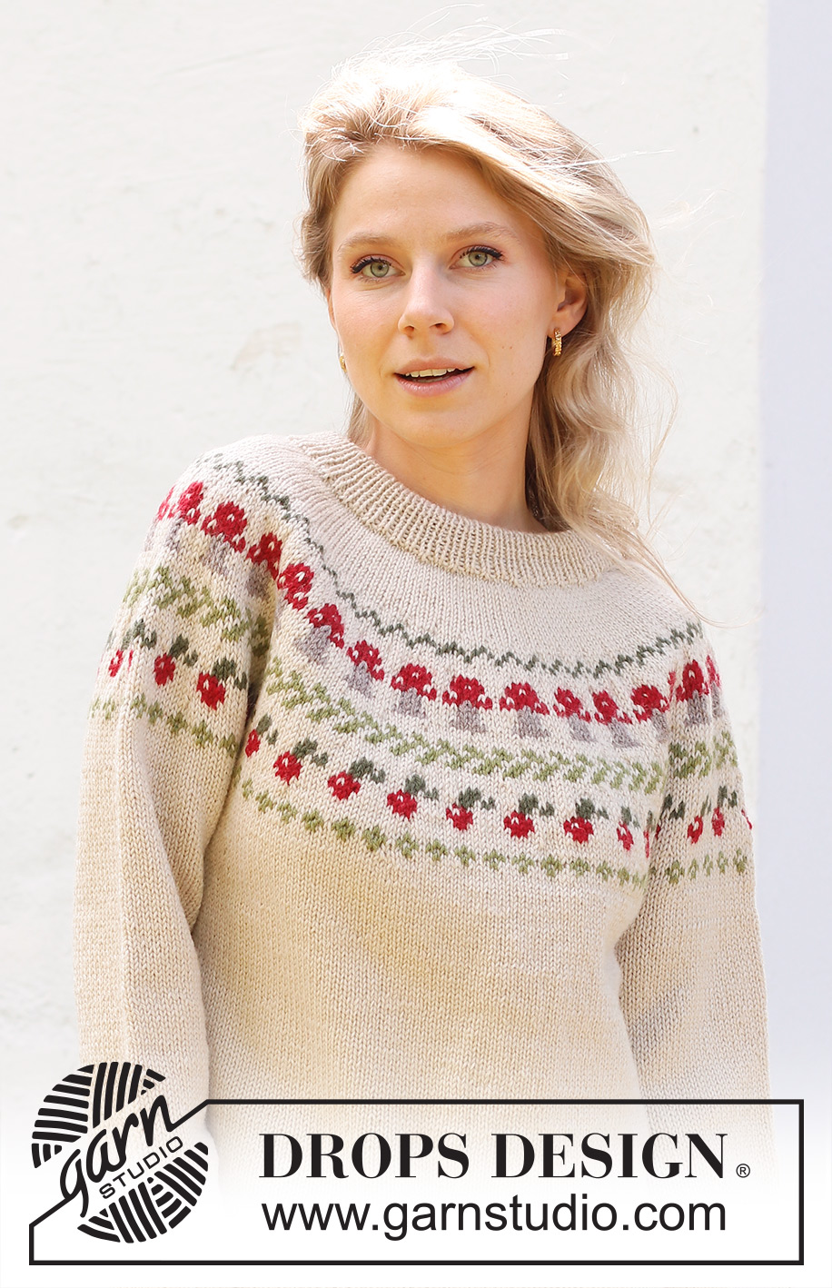Mushroom Season Sweater / DROPS 245-11 - Strikket genser i DROPS Karisma. Arbeidet strikkes ovenfra og ned med dobbel halskant, rundfelling, flerfarget mønster med sopp og bær og splitt i sidene. Størrelse S - XXXL.