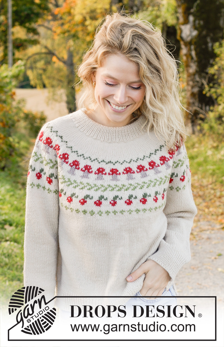Mushroom Season Sweater / DROPS 245-11 - Strikket genser i DROPS Karisma. Arbeidet strikkes ovenfra og ned med dobbel halskant, rundfelling, flerfarget mønster med sopp og bær og splitt i sidene. Størrelse S - XXXL.