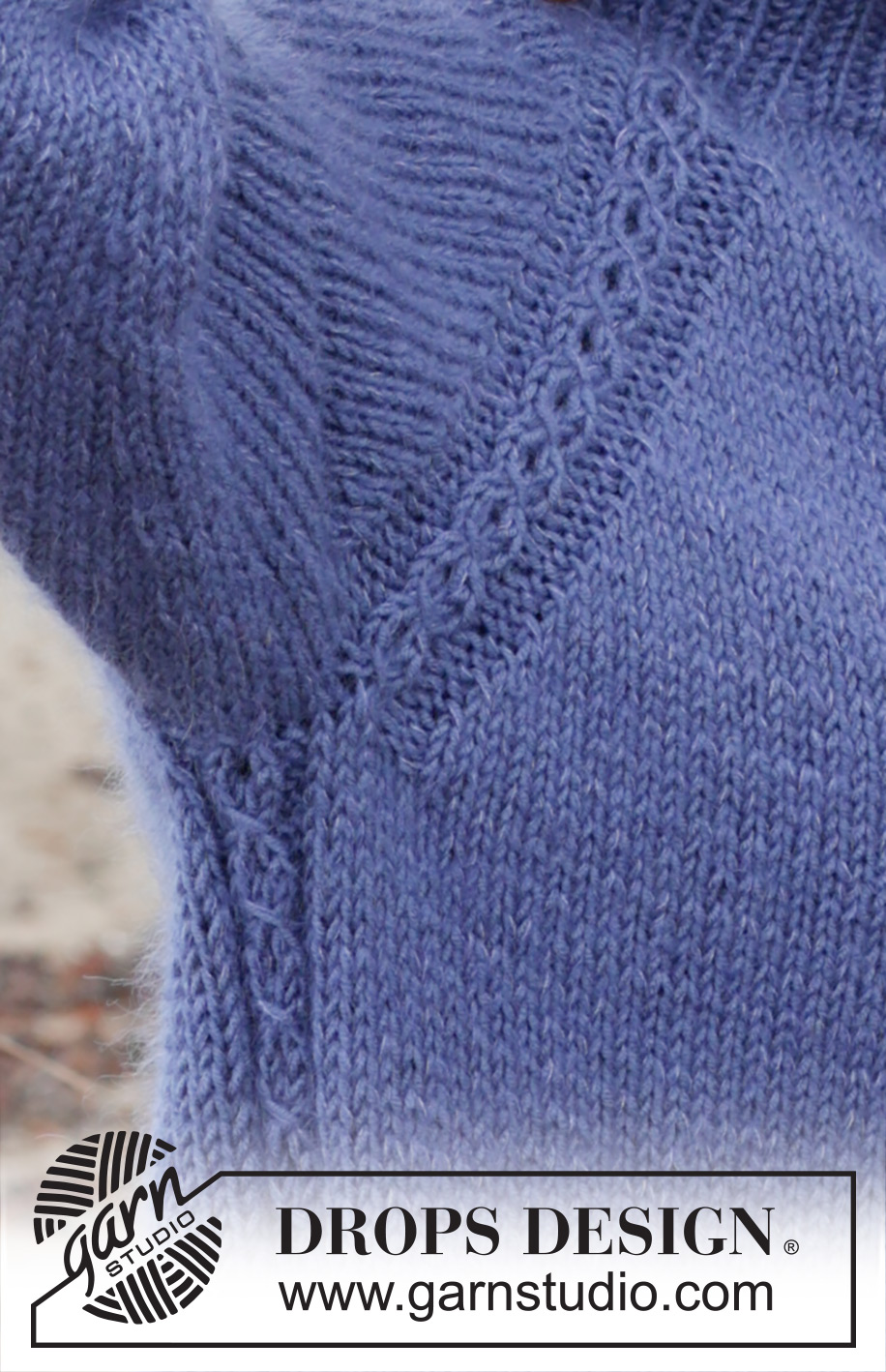 Moonlit Ocean / DROPS 245-13 - Maglione lavorato ai ferri in DROPS Merino Extra Fine e DROPS Kid-Silk. Lavorato dall’alto in basso con collo doppio, raglan, trecce e spacchi laterali. Taglie: S - XXXL.