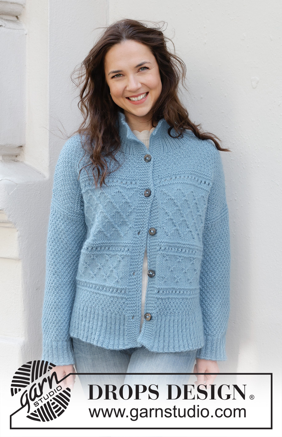 Blue Diamonds Cardigan / DROPS 245-15 - Veste tricotée de haut en bas en DROPS Karisma et DROPS Kid-Silk. Se tricote avec épaules biaisées, point fantaisie relief, fente sur les côtés et col montant. Du S au XXXL.