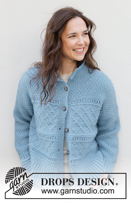 Blue Diamonds Cardigan / DROPS 245-15 - Veste tricotée de haut en bas en DROPS Karisma et DROPS Kid-Silk. Se tricote avec épaules biaisées, point fantaisie relief, fente sur les côtés et col montant. Du S au XXXL.