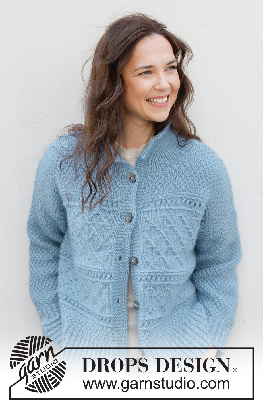 Blue Diamonds Cardigan / DROPS 245-15 - Veste tricotée de haut en bas en DROPS Karisma et DROPS Kid-Silk. Se tricote avec épaules biaisées, point fantaisie relief, fente sur les côtés et col montant. Du S au XXXL.