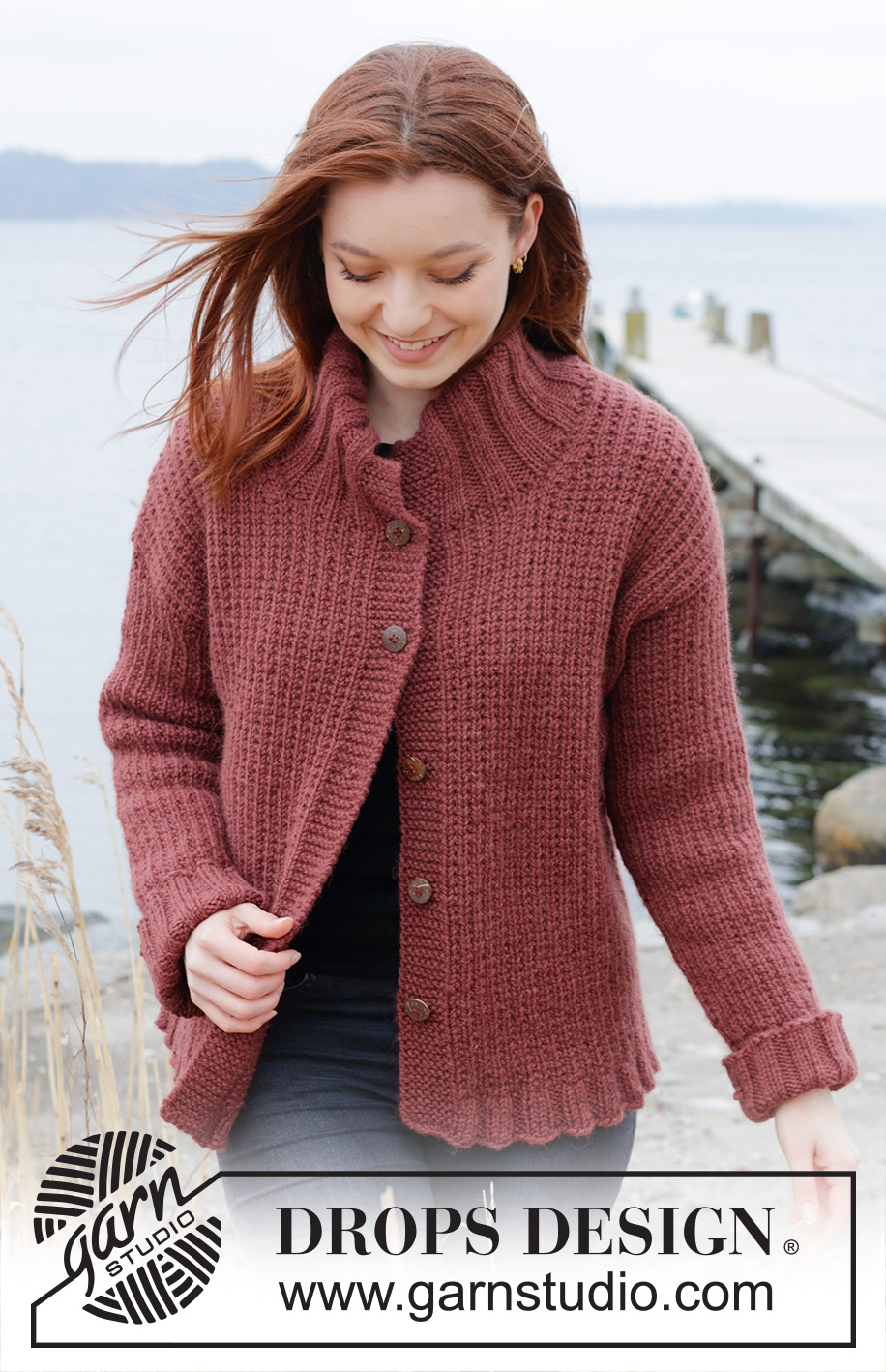 Rustic Berry Cardigan / DROPS 245-27 - Casaco tricotado de baixo para cima em DROPS Alaska. Tricota-se com ponto fantasia em relevo, com ombros enviesados e gola dobrada. Do S ao XXXL.