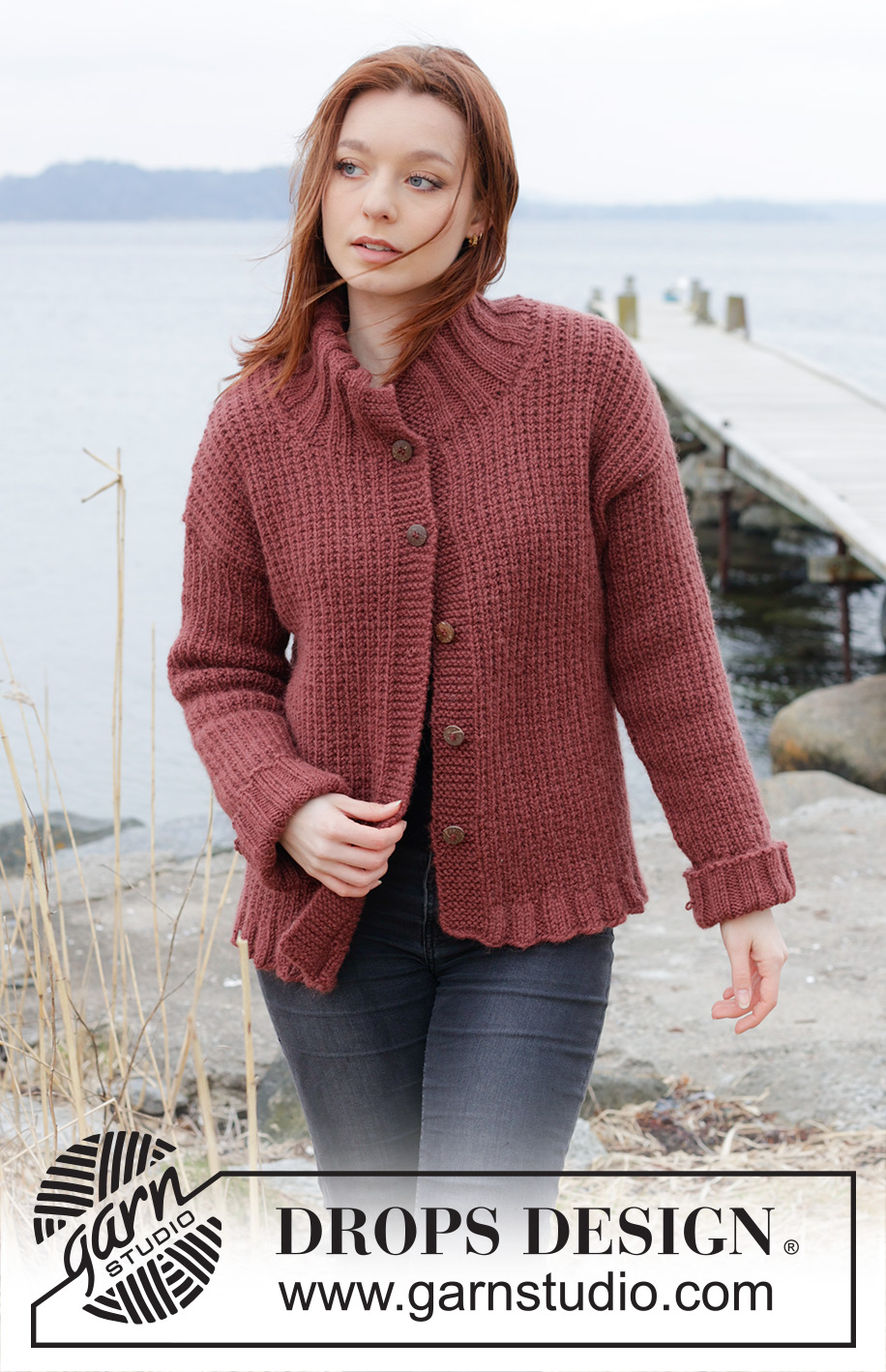 Rustic Berry Cardigan / DROPS 245-27 - Casaco tricotado de baixo para cima em DROPS Alaska. Tricota-se com ponto fantasia em relevo, com ombros enviesados e gola dobrada. Do S ao XXXL.