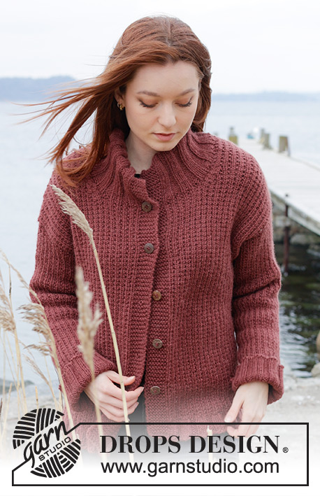 Rustic Berry Cardigan / DROPS 245-27 - Casaco tricotado de baixo para cima em DROPS Alaska. Tricota-se com ponto fantasia em relevo, com ombros enviesados e gola dobrada. Do S ao XXXL.