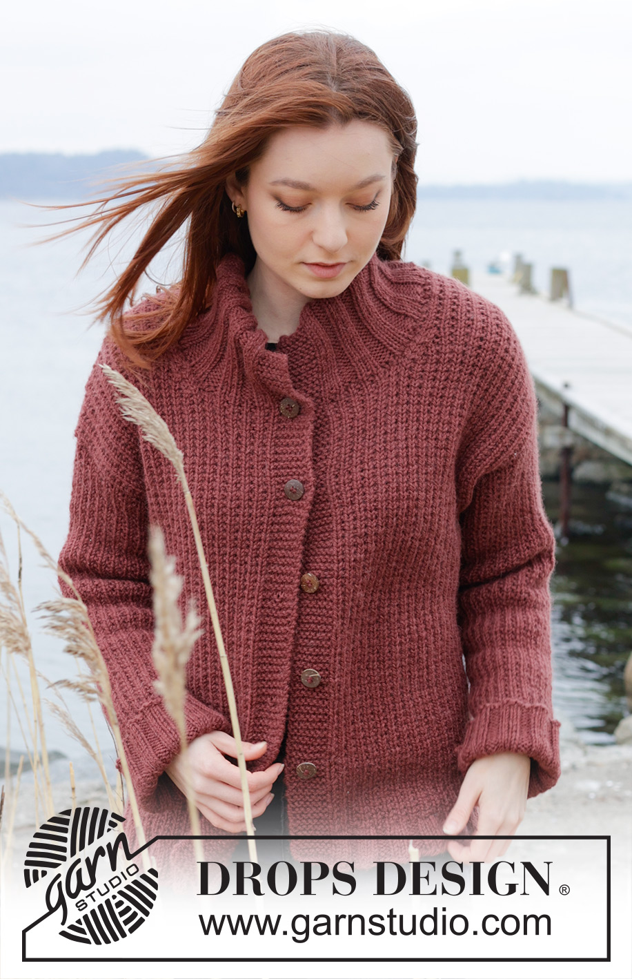 Rustic Berry Cardigan / DROPS 245-27 - Casaco tricotado de baixo para cima em DROPS Alaska. Tricota-se com ponto fantasia em relevo, com ombros enviesados e gola dobrada. Do S ao XXXL.