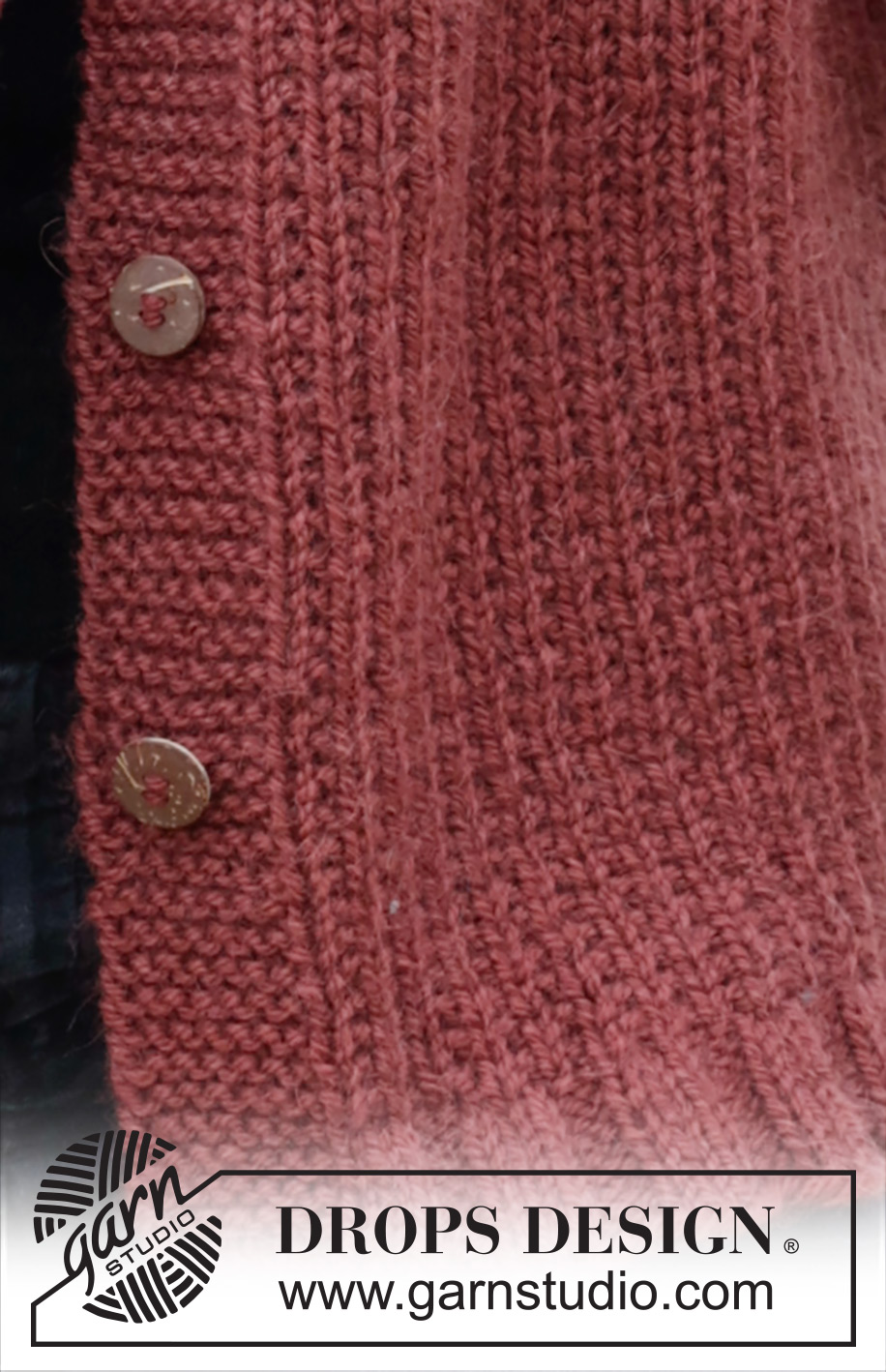Rustic Berry Cardigan / DROPS 245-27 - Casaco tricotado de baixo para cima em DROPS Alaska. Tricota-se com ponto fantasia em relevo, com ombros enviesados e gola dobrada. Do S ao XXXL.