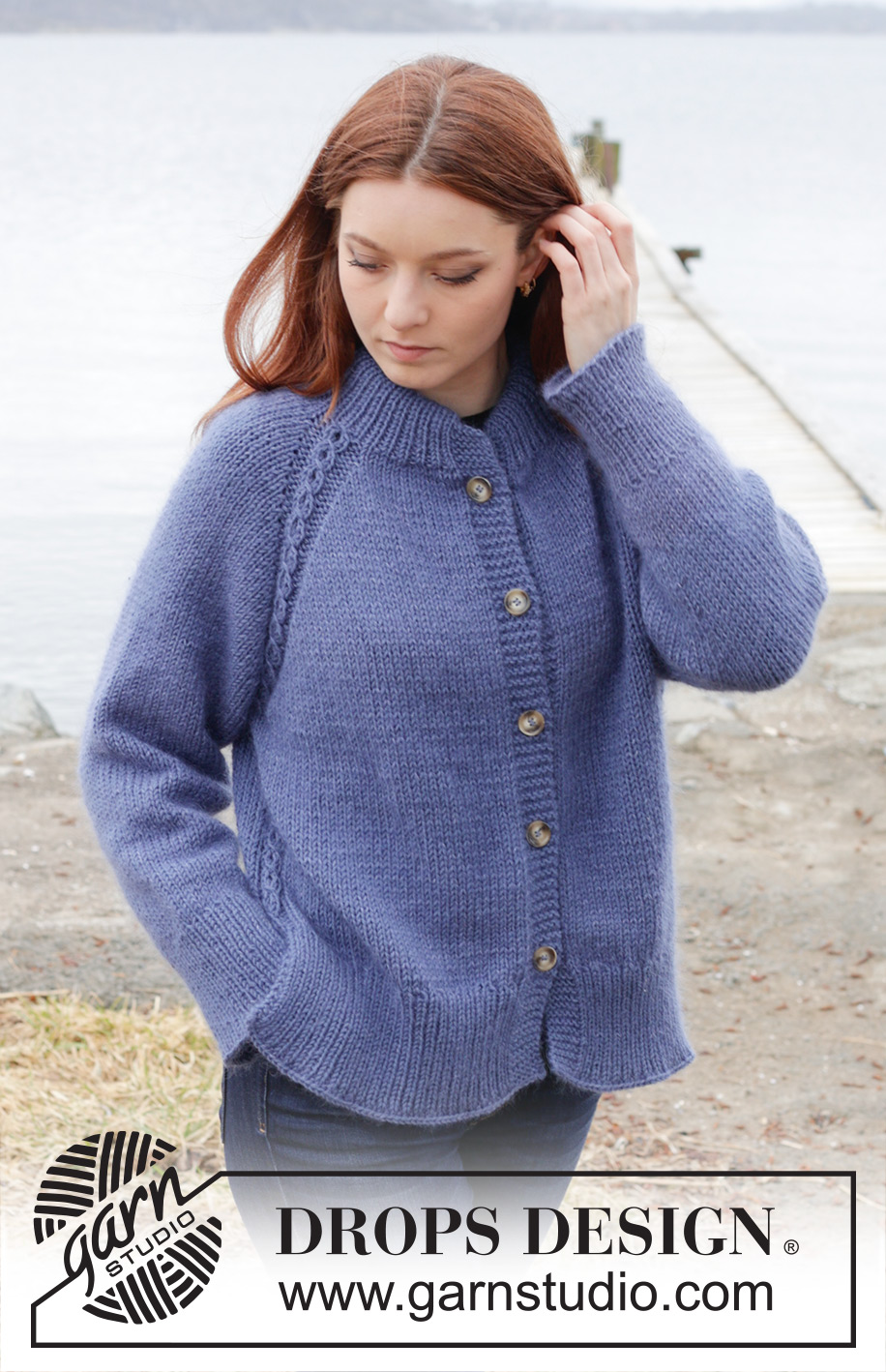 Moonlit Ocean Cardigan / DROPS 245-35 - Kötött kardigán DROPS Merino Extra Fine és DROPS Kid Silk fonalból fentről lefelé irányban készítjük, dupla szegéllyel a nyakkivágásnál, raglán szabásvonallal, csavartmintával és az oldalán hasítékkal S - XXXL méretekben.