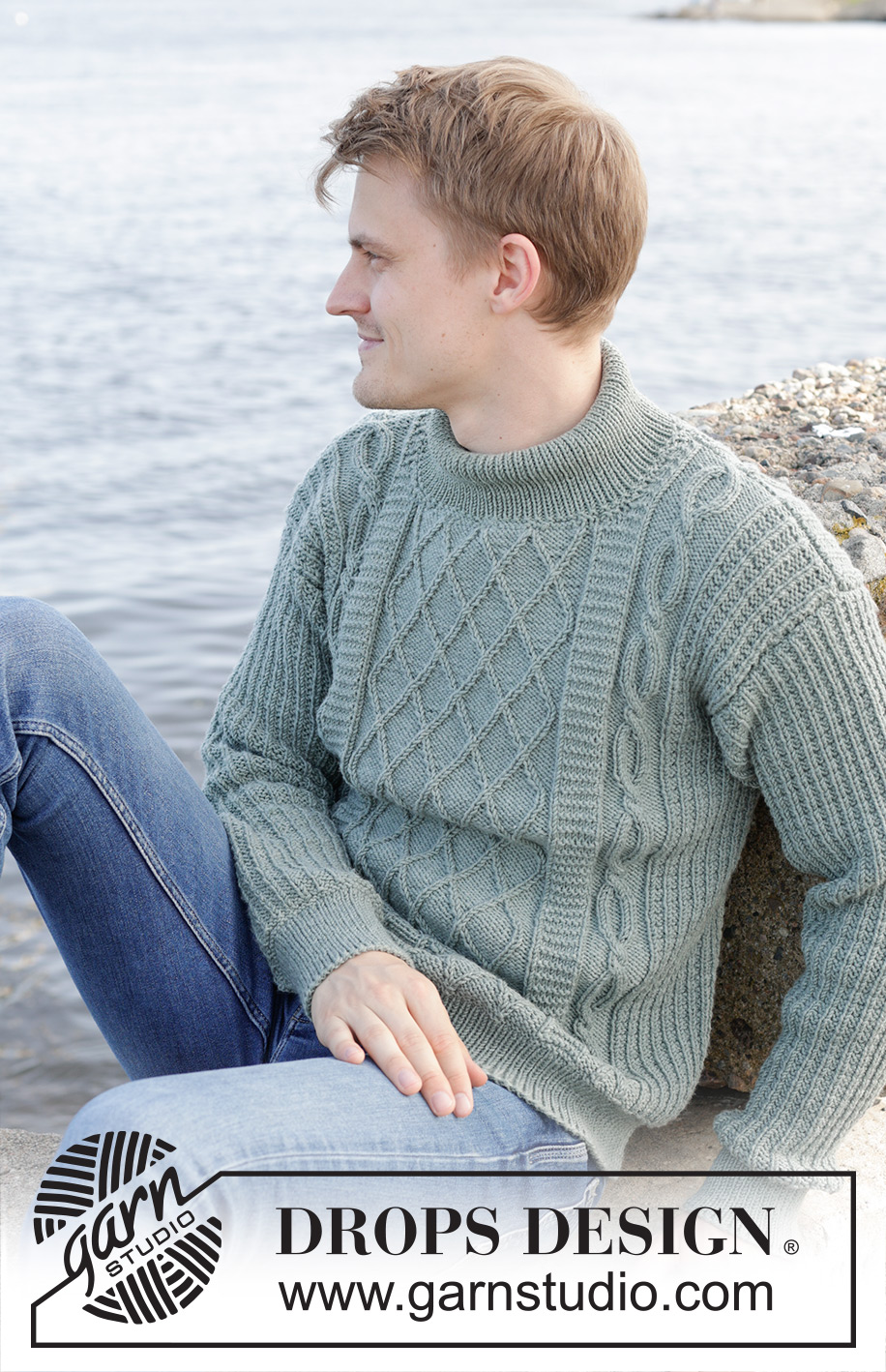 Ocean Ropes / DROPS 246-2 - Gebreide trui voor heren in DROPS Merino Extra Fine. Het werk wordt van onder naar boven gebreid met reliëfpatroon, kabels, ingenaaide mouwen en dubbele halsrand. Maten S - XXXL.