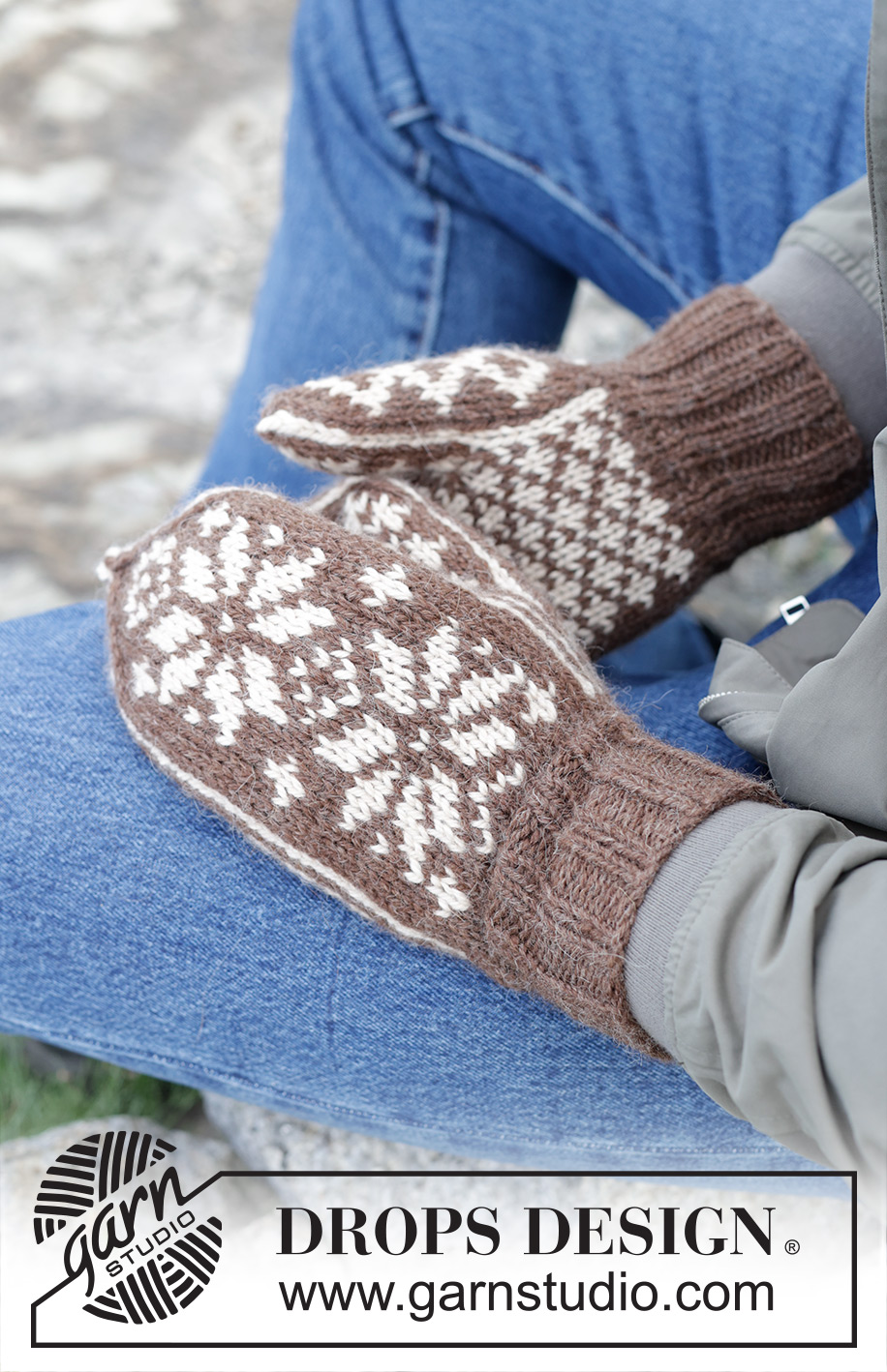 Snow Flake Mittens / DROPS 246-20 - Strikkede vanter i DROPS Nepal til herre. Arbejdet strikkes med nordisk mønster.