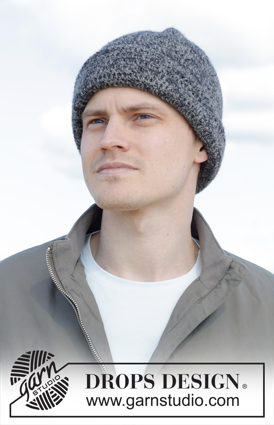 Kalstad Hat / DROPS 246-23 - Gehaakte muts in 2 draden DROPS Alpaca. Het werk wordt van boven naar beneden gehaakt met stokjes. Maat M-XL.