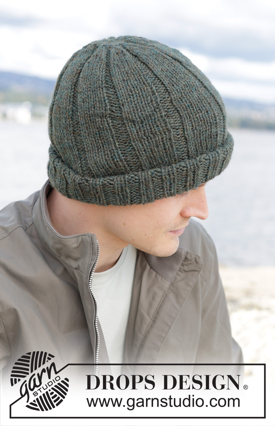Woodland Shade Hat / DROPS 246-25 - Gestrickte Mütze für Herren in 2 Fäden DROPS Alpaca. Die Arbeit wird von unten nach oben mit Rippenmuster gestrickt. Größe M – XL.