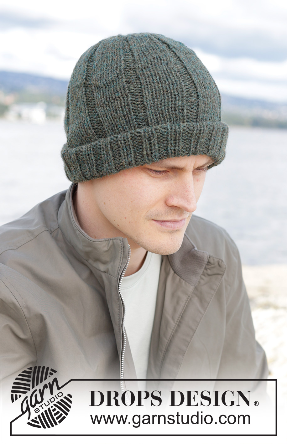 Woodland Shade Hat / DROPS 246-25 - Gestrickte Mütze für Herren in 2 Fäden DROPS Alpaca. Die Arbeit wird von unten nach oben mit Rippenmuster gestrickt. Größe M – XL.