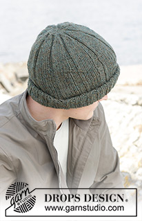 Woodland Shade Hat / DROPS 246-25 - Gestrickte Mütze für Herren in 2 Fäden DROPS Alpaca. Die Arbeit wird von unten nach oben mit Rippenmuster gestrickt. Größe M – XL.
