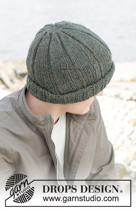 Woodland Shade Hat / DROPS 246-25 - Gestrickte Mütze für Herren in 2 Fäden DROPS Alpaca. Die Arbeit wird von unten nach oben mit Rippenmuster gestrickt. Größe M – XL.