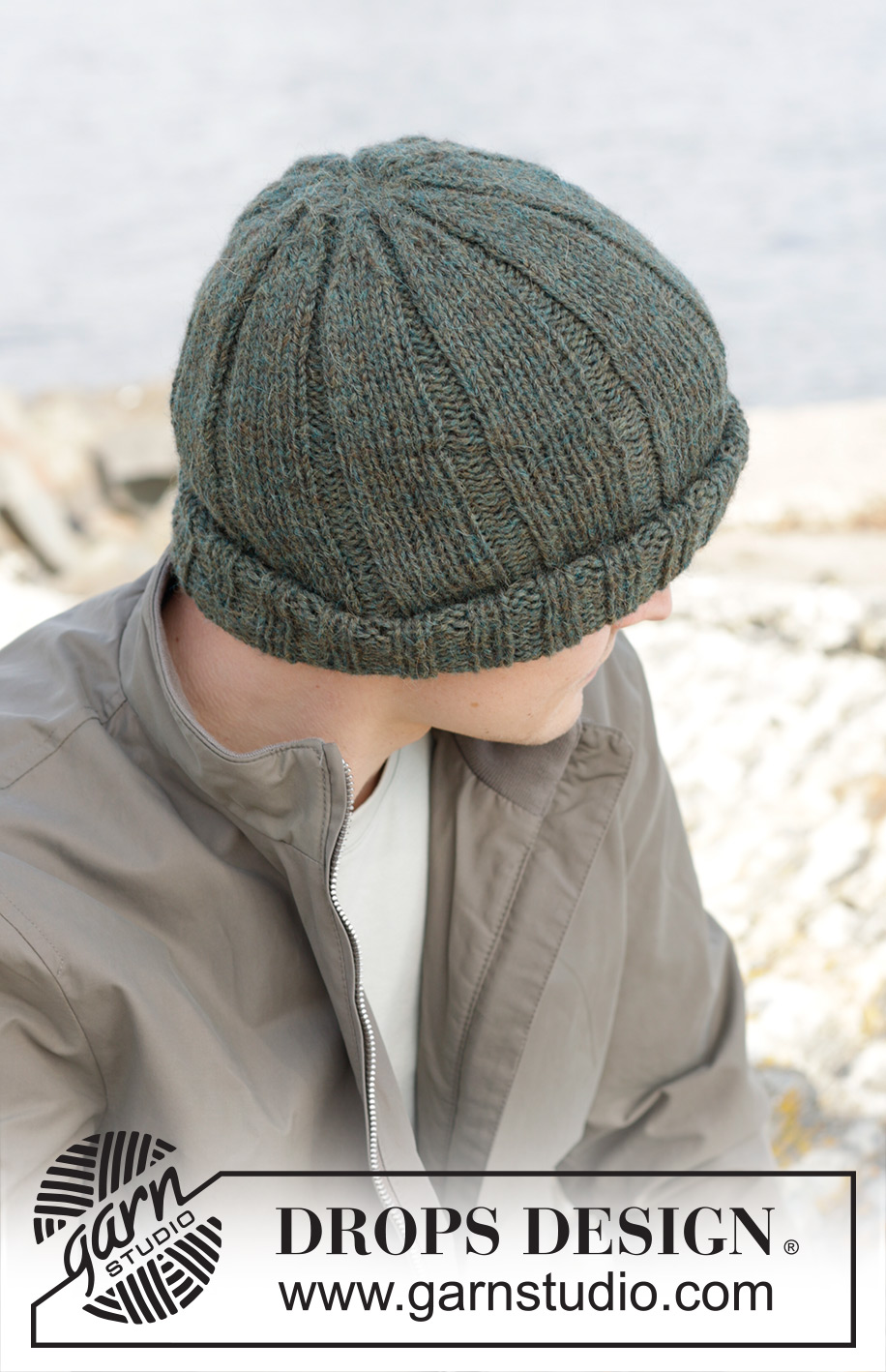 Woodland Shade Hat / DROPS 246-25 - Gestrickte Mütze für Herren in 2 Fäden DROPS Alpaca. Die Arbeit wird von unten nach oben mit Rippenmuster gestrickt. Größe M – XL.