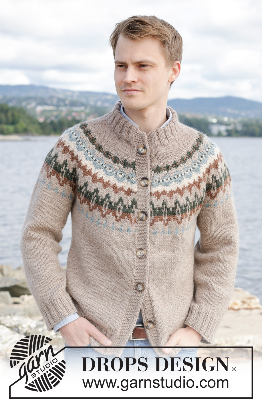 Autumn Reflections Cardigan / DROPS 246-3 - Męski rozpinany sweter na drutach, przerabiany od góry do dołu, z włóczki DROPS Nepal. Z zaokrąglonym karczkiem, żakardem i podwójnym wykończeniem dekoltu. Od S do XXXL.