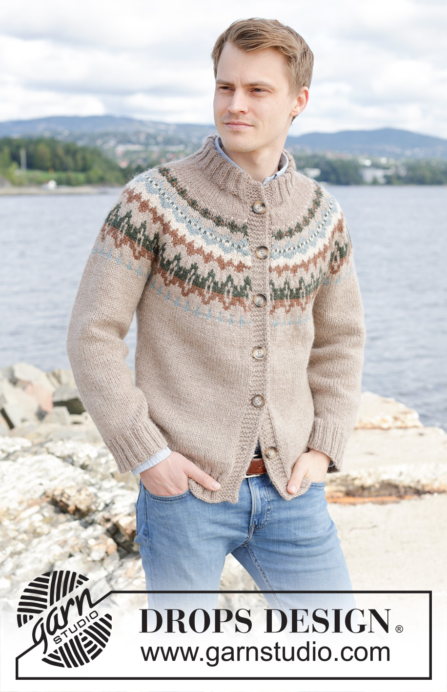 Autumn Reflections Cardigan / DROPS 246-3 - Męski rozpinany sweter na drutach, przerabiany od góry do dołu, z włóczki DROPS Nepal. Z zaokrąglonym karczkiem, żakardem i podwójnym wykończeniem dekoltu. Od S do XXXL.