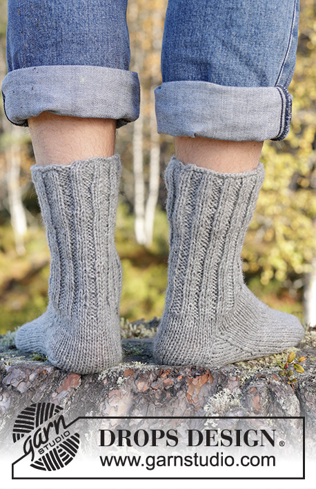 Rock the Sock / DROPS 246-34 - Gestrickte Socken für Herren in 2 Fäden DROPS Fabel. Die Arbeit wird von oben nach unten glatt rechts mit Rippenmuster gestrickt. Größe 38 - 46.