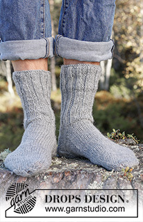 Rock the Sock / DROPS 246-34 - Gestrickte Socken für Herren in 2 Fäden DROPS Fabel. Die Arbeit wird von oben nach unten glatt rechts mit Rippenmuster gestrickt. Größe 38 - 46.