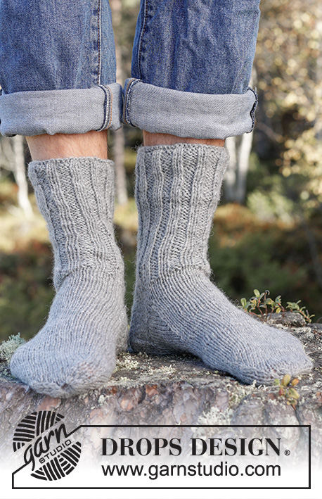 Rock the Sock / DROPS 246-34 - Gestrickte Socken für Herren in 2 Fäden DROPS Fabel. Die Arbeit wird von oben nach unten glatt rechts mit Rippenmuster gestrickt. Größe 38 - 46.