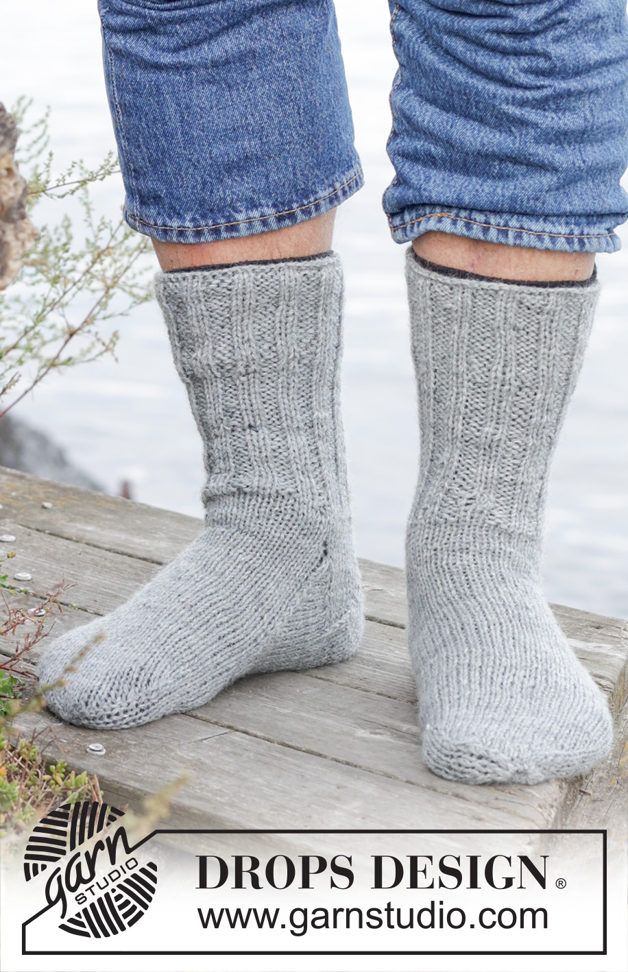 Rock the Sock / DROPS 246-34 - Gestrickte Socken für Herren in 2 Fäden DROPS Fabel. Die Arbeit wird von oben nach unten glatt rechts mit Rippenmuster gestrickt. Größe 38 - 46.