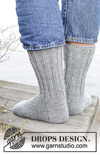Rock the Sock / DROPS 246-34 - Gestrickte Socken für Herren in 2 Fäden DROPS Fabel. Die Arbeit wird von oben nach unten glatt rechts mit Rippenmuster gestrickt. Größe 38 - 46.