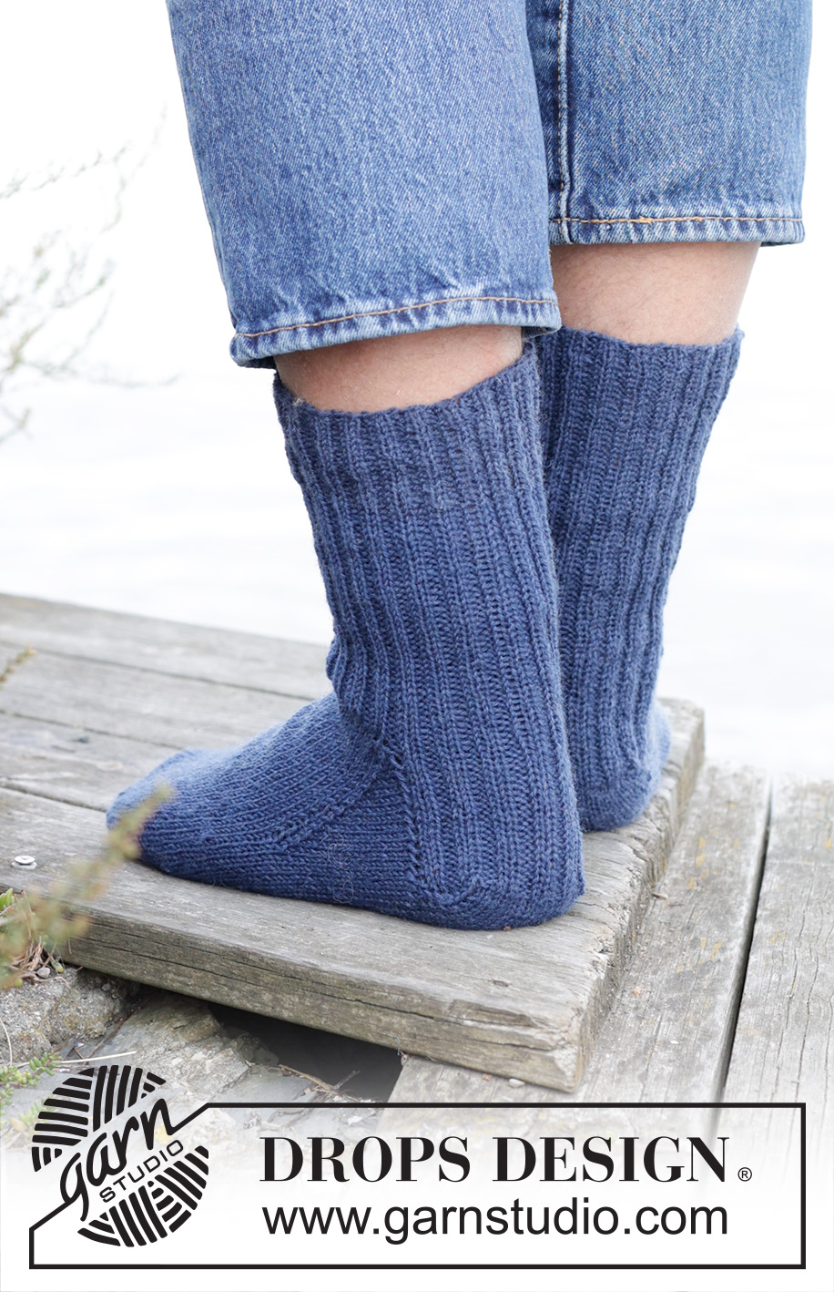 Seaside Skippers / DROPS 246-35 - Knitted socks for men in DROPS Fabel. The piece is worked top down with rib and stockinette stitch. Sizes 38 – 46 = US 6 – 12 1/2.