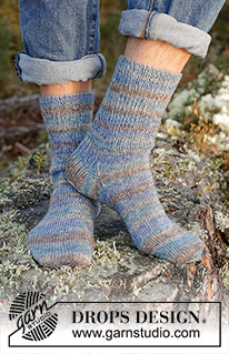Mountain Mist Socks / DROPS 246-36 - Gestrickte Socken für Herren in DROPS Fabel. Die Arbeit wird von oben nach unten glatt rechts mit Rippenmuster gestrickt. Größe 38 - 46.