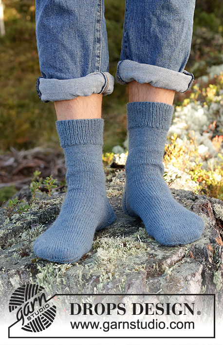 Seaside Streakers / DROPS 246-38 - Calcetines a punto para hombre en DROPS Nord. La labor está realizada de arriba abajo. Tallas 38 - 46.