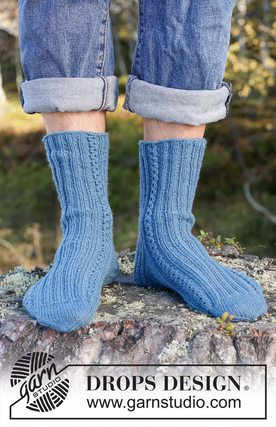 Memphis Socks / DROPS 246-39 - Gestrickte Socken für Herren mit Rippenmuster und Zopfmuster in DROPS Fabel. Größe 38 – 46.