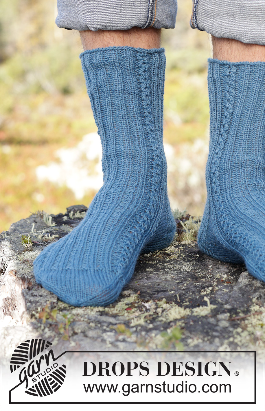 Memphis Socks / DROPS 246-39 - Gestrickte Socken für Herren mit Rippenmuster und Zopfmuster in DROPS Fabel. Größe 38 – 46.