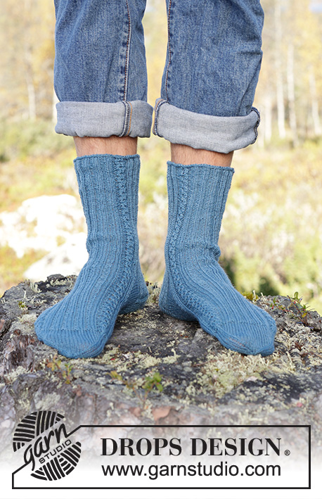 Memphis Socks / DROPS 246-39 - Gestrickte Socken für Herren mit Rippenmuster und Zopfmuster in DROPS Fabel. Größe 38 – 46.