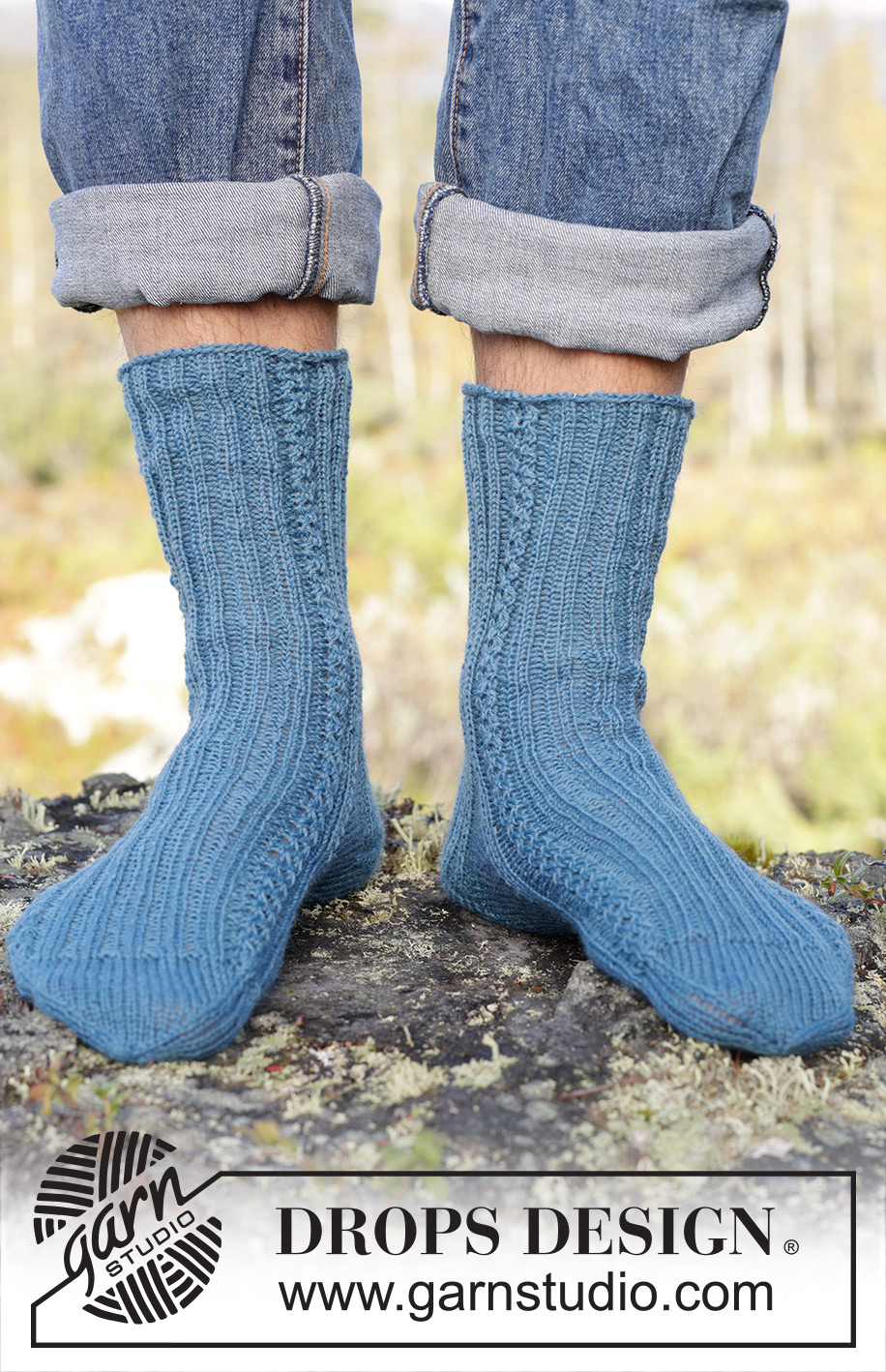Memphis Socks / DROPS 246-39 - Gestrickte Socken für Herren mit Rippenmuster und Zopfmuster in DROPS Fabel. Größe 38 – 46.