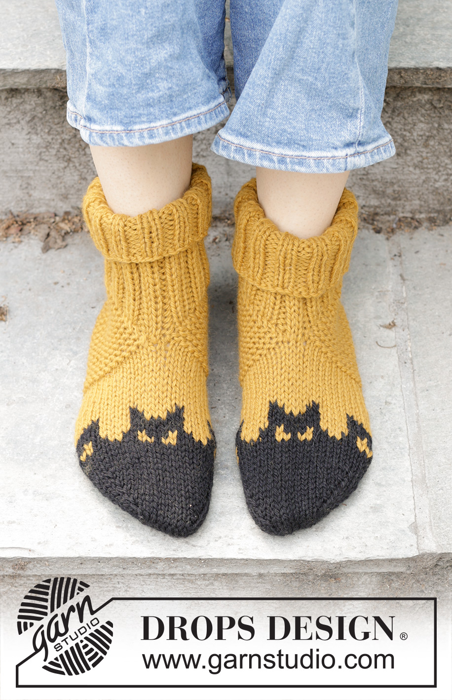 Holy Socks! / DROPS 246-40 - Zapatillas a punto para hombres en DROPS Alaska. La labor está realizada desde la  punta hacia arriba, con patrón de jacquard con gatos. Tallas 38-46. Tema: Halloween.
