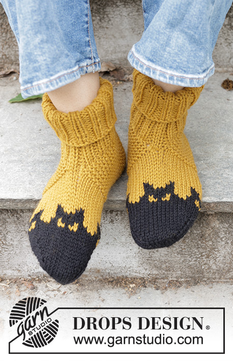 Holy Socks! / DROPS 246-40 - Zapatillas a punto para hombres en DROPS Alaska. La labor está realizada desde la  punta hacia arriba, con patrón de jacquard con gatos. Tallas 38-46. Tema: Halloween.