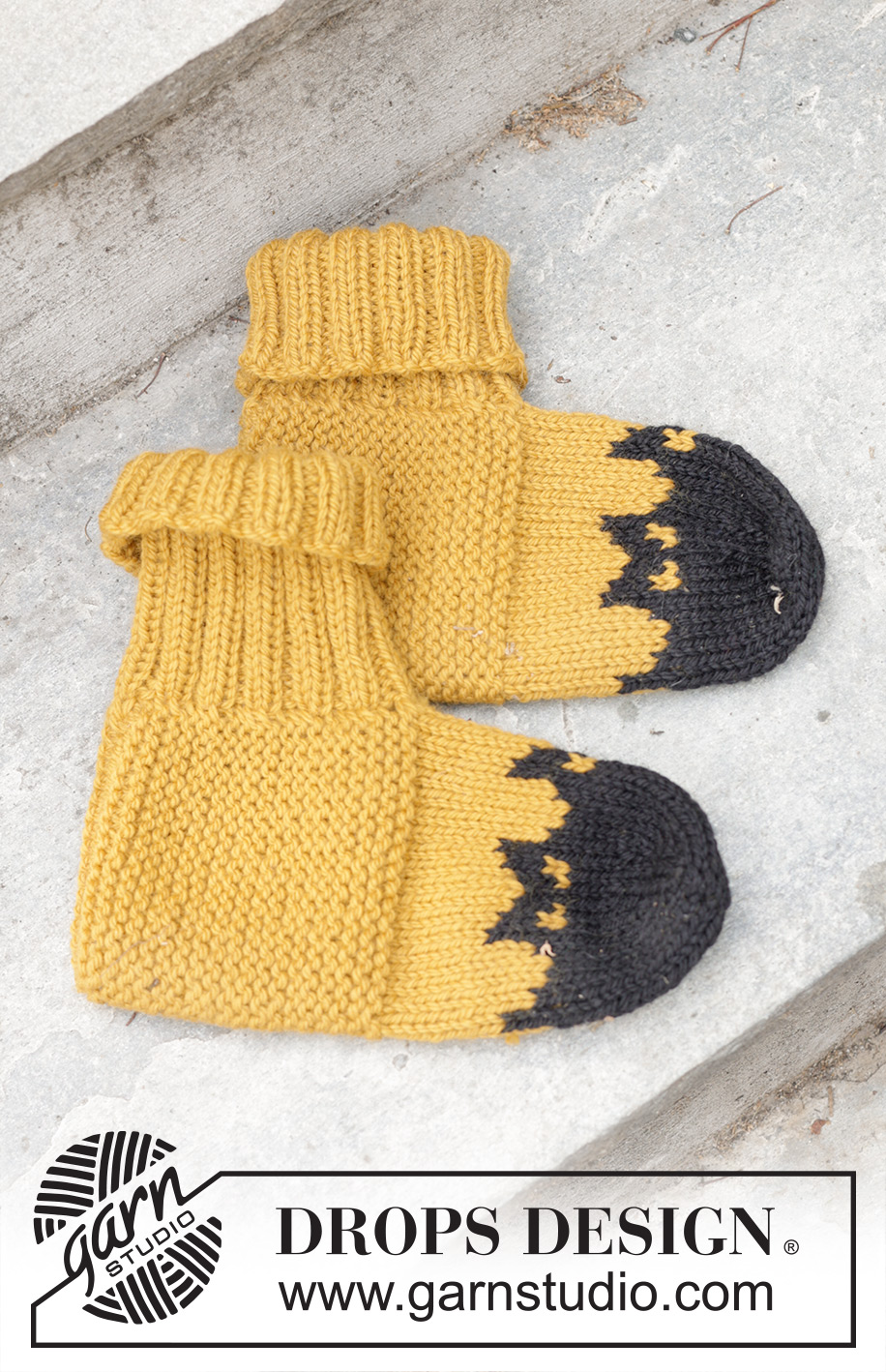 Holy Socks! / DROPS 246-40 - Zapatillas a punto para hombres en DROPS Alaska. La labor está realizada desde la  punta hacia arriba, con patrón de jacquard con gatos. Tallas 38-46. Tema: Halloween.
