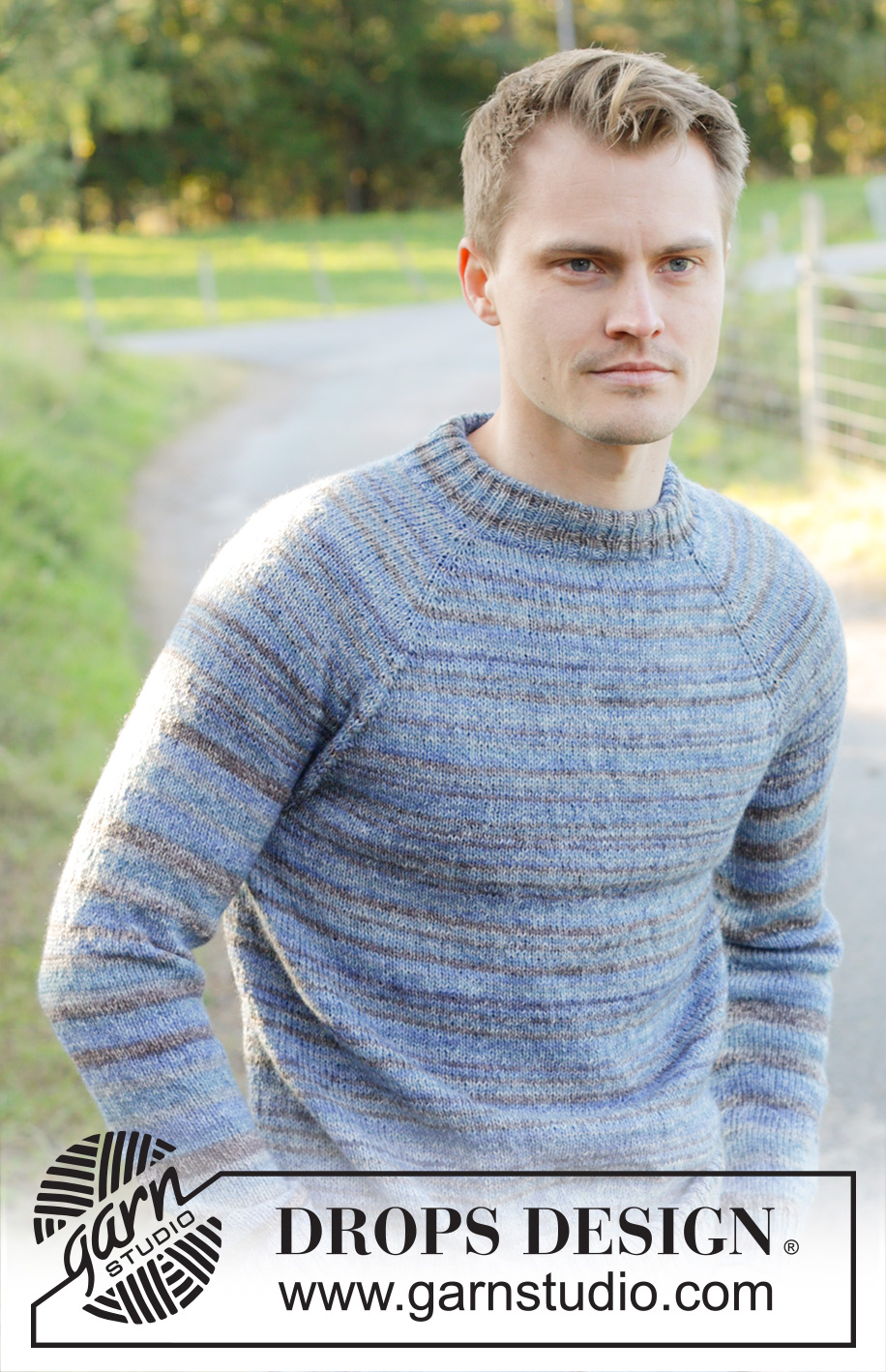 Blue Terrain / DROPS 246-41 - Pull tricoté de haut en bas pour homme en DROPS Fabel. Se tricote avec emmanchures raglan et col doublé. Du S au XXXL.